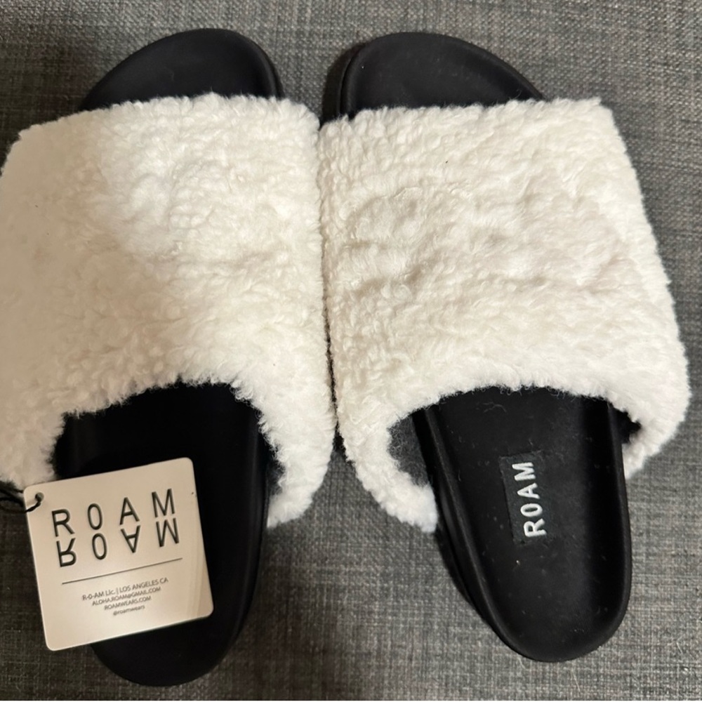 NWT roam Sherpa sandals with personalized “Mrs” branded on size 8 - Picture 2 of 3